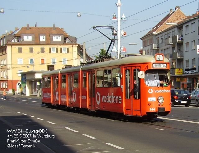 WVV 244 - DWAG/BBC 3-teilig-8-achsige Straenbahn
am 25.5.2007 in Wrzburg als Linie 4, 
Frankfurter Strae zwischen den Haltestellen 
Hartmannstrae und Wrthstrae
Derzeit fahren die bergebliebenen 6 lteren Modelle nur morgens auf der Linie 4 bis etwa 9 Uhr