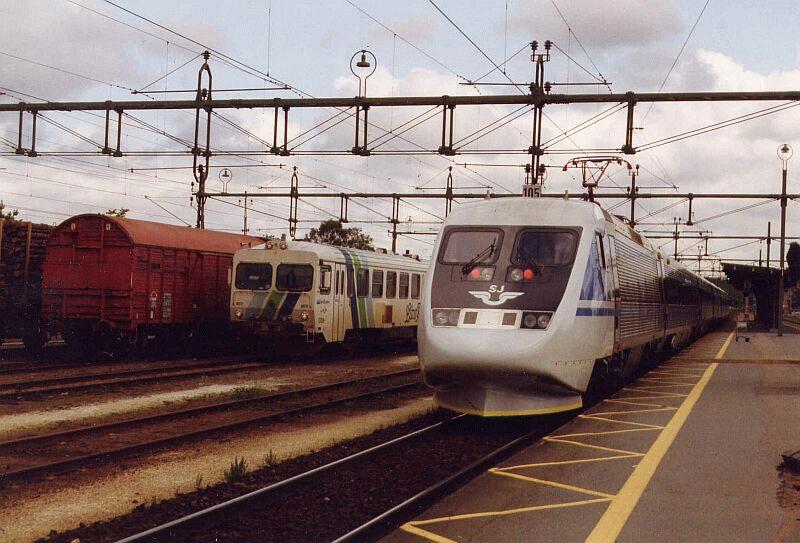 X 2000 am 12.08.1993 in Herrjunga/S, Strecke Gteborg - Stockholm. Auf dieser Station mute ich den Zug verlassen, weil ich keine Platzkarte bekommen hatte, obwohl noch Pltze frei waren. Ich sah nur noch die Schlulichter!