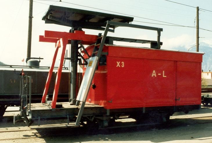 X 3 Fahrleitungs - Dienstwagen der Al .. 1000 mm .. vor dem Depot in Aigle im Mai 1986