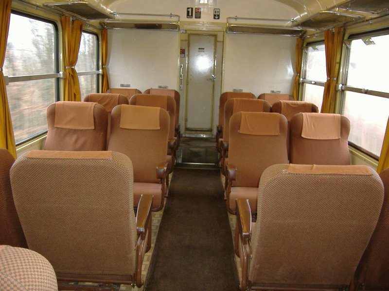 X 4446

- Trieb- und Steuerwagen 4446+8636:
1. Klasse Abteil des Triebzugs -Die Businessclass der Caravelle-  Der Name Caravelle fr diese Triebwagenserien leitet sich von dem gleichnamigen Flugzeug ab.

Unterwegs zwischen Bitche und Sarreguemines.
21.03.2006