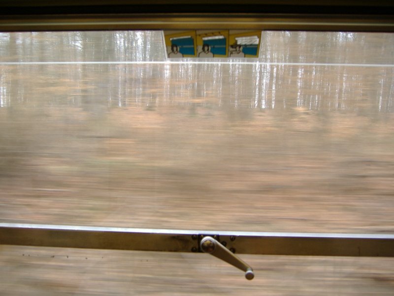 X 4446

Innendetail  Kurbelfenster!
Hier kann man noch am Fester kurbeln und man beachte die hbsche bildliche Warnung vor der Zugluft.

Unterwegs zwischen Bitche und Sarreguemines.
21.03.2006