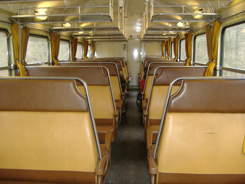 X 4446

Trieb- und Steuerwagen 4446+8636:
2. Klasse Abteil des Triebzugs -Die Economyclass der Caravelle- mit einem 2+3 Sitzteiler -also geplant fr max. 5 Personen pro Sitzreihe. 
Der Name Caravelle fr diese Triebwagenserien leitet sich von dem gleichnamigen Flugzeug ab.

Unterwegs zwischen Bitche und Sarreguemines.
21.03.2006