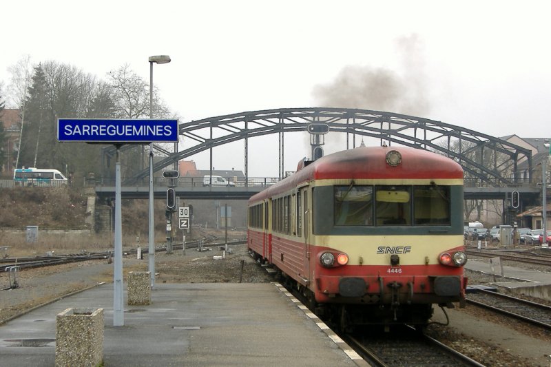 X 4446

Triebzug (Trieb- + Steuerwagen 4446+8636)

Ab geht´s nach Bening!
(10:10 ab Sarreguemines).

Sarreguemines
21.03.2006