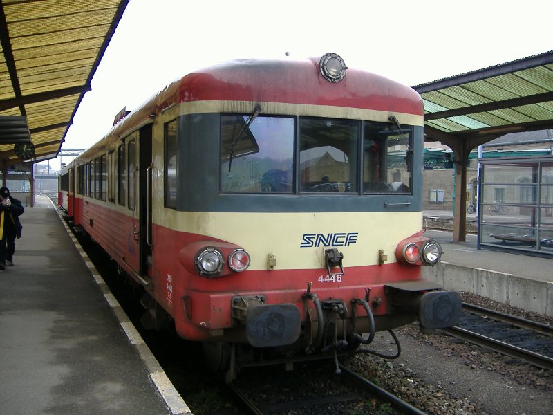 X 4446

Triebzug (Triebwagen 4446 mit Steuerwagen 8636)
fhrt um 12:16 nach Bitche (Bitsch).

Sarreguemines(Saargemnd)
21.03.2006