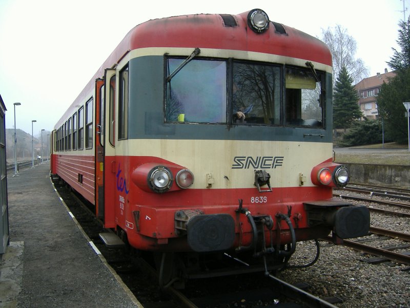 X 4446

Triebzug (Triebwagen 4446 mit Steuerwagen 8636)
in Bitche.
Wird gerade zur Rckfahrt nach Sarreguemines vorbereitet.

Bitche (Bitsch)
21.03.2006