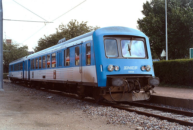 X 4594/8594 im Kopfbahnhof von Deauville. 07.1997