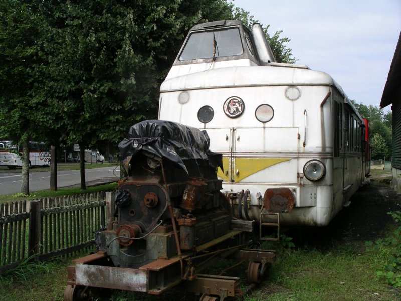 X 5822 

Das Herz eines Boxers....

nun der Treibwagen mute sich seit Mitte der 1950er Jahre schon durch manches durchboxen. 
Aber der Motor ist kein Boxermotor, sondern  der Triebwagen hat einen 6-Zylinder-Reihenmotor -Typ Renault 561- mit 150 PS, der hinter den Klappen zuhause ist.

21.09.2004
Sabres