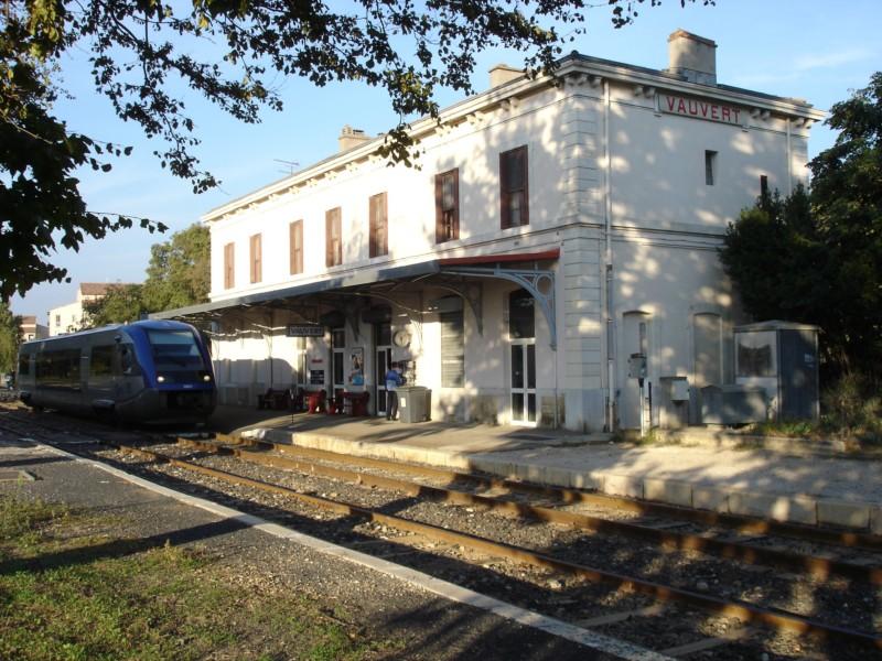 X 73500 vor dem schnen aus der PLM Zeit stammenden Aufnahmegebude von Vauvert. Vauvert 07.10.2005.