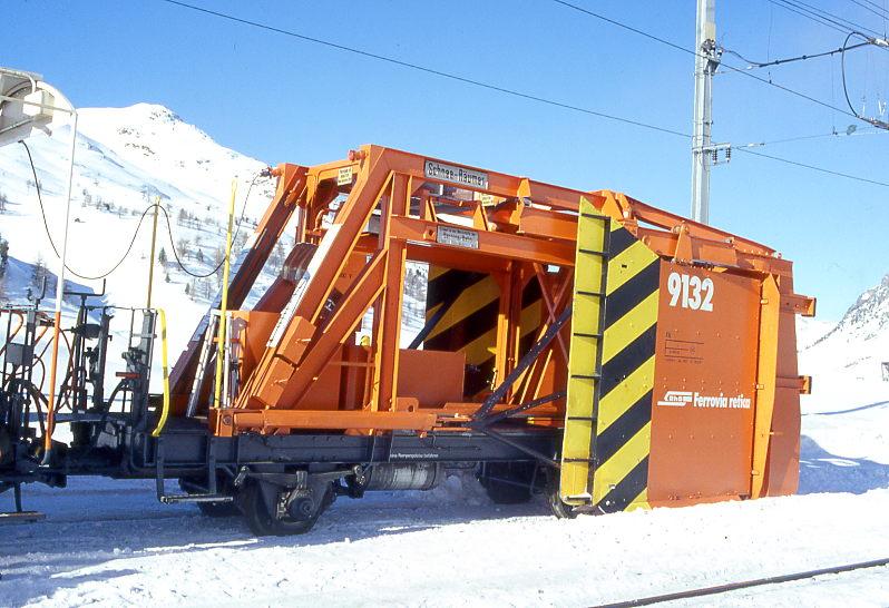 X 9132 BERNINA-SCHNEERUMER am 08.02.1997 in Ospizio Bernina - Baujahr 1908 - SIG/RhB - 15,4t - LP 9,05m - V = 35km/h. Rumbreite 2,50 bis 6,00m einstellbar - Mutation: ex Berninabahn L 302 - 1937 Schneerumer X 1002 - 1943 RhB X 32 - 1954 X 9132 Hinweis: neue Lackierung und Beschriftung, Arbeitsrichtung nach links gezogen!