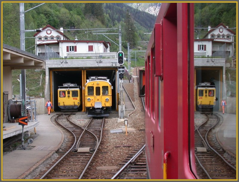 X 9916 und ABe 4/4 34 vom Bahndienst/Fahrleitungsunterhalt in Poschiavo. (08.05.2007)