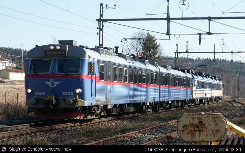 X14 3238, dahinter X11 3205, in Svenshgen auf der Bohusbahn unterwegs Richtung Strmstad (30.03.2004)