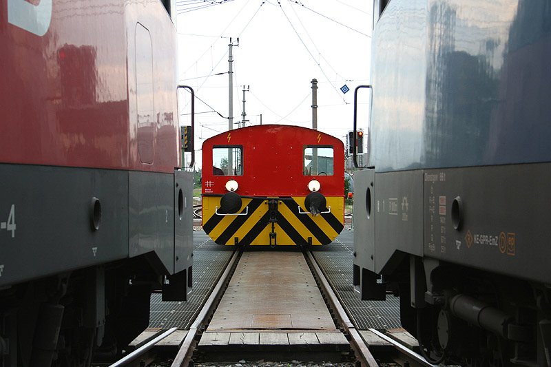 X150.01 am Abend des 18. Mai 2009 im Heizhaus Amstetten auf der Drehscheibe.