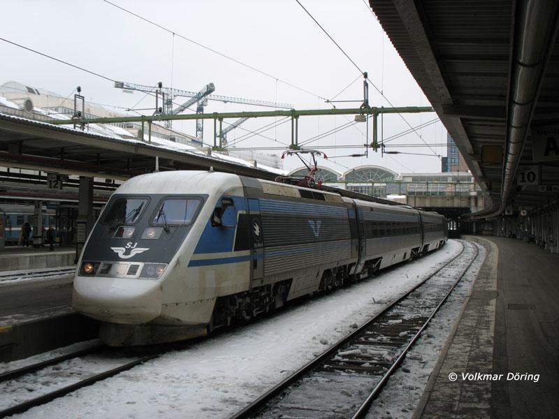 X2000 bei Ausfahrt vom Gleis 11 in Stockholm C als X2 529 nach Malm, 16.03.2006
