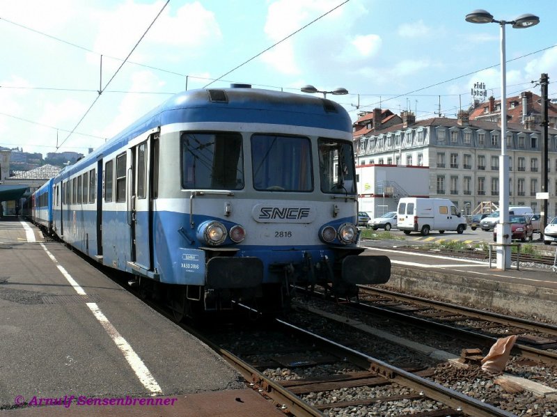 X2816 abfahrbereit in Lyon-Perrache .

08.06.2007  Lyon-Perrache 
Kleine Hommage an die von 1957-1962 gebaute Reihe X2800 (Typ U-825 mit 825 PS), deren allerletzte Exemplare nun 2009 bei der SNCF auer Dienst gestellt werden.