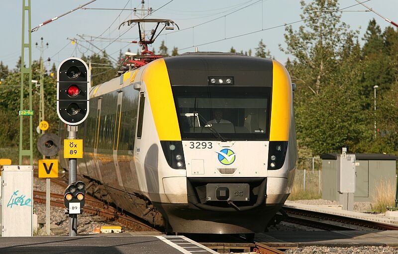 X50 3293 fhrt am 29.08.2006 als R 3275 (Vnersborg-Gteborg)
nach xnered ein.