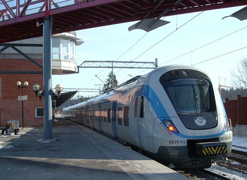 X60 16 am 21.03.2006 in der Station Kungsngen, an diesen Tag hatte die Bahn Probleme mit dem Signalsystem, der Zug mute von Stockholm C eine lngere Strecke an jeden Signal stopen.