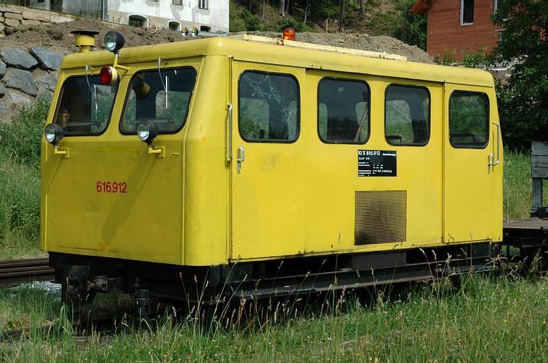 X616.912 am 23.6.2005 abgestellt im Bf. Anger (Stmk.)