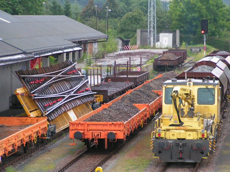 X628.010-1 im Arbeitseinsatz whrend eines Weichentausches, im Bild links die  alte Weiche  am Weichentragwagen 
Bhf. RIED i.I. 2006-08-12