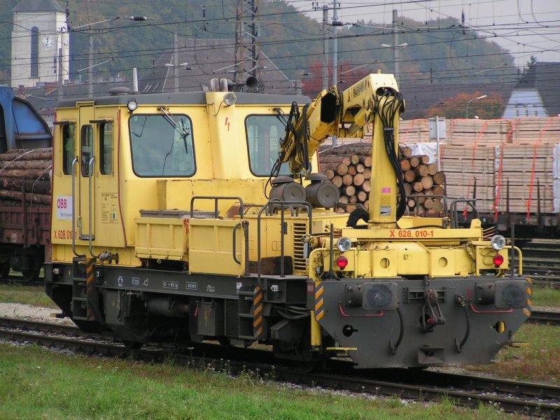 X628010-1 ist auf den Geleisen in Attnang Puchheim unterwegs; 071003 