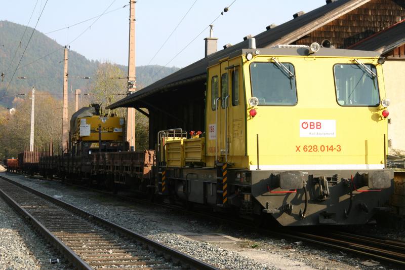 X628.014-3 mit einem Bauzug im Bahnhof Payerbach-Reichenau. (1.11.2005)