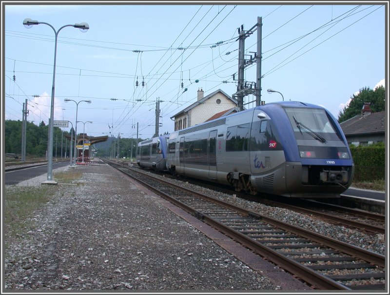 X73593 und X73754 verlassen gemeinsam Andelot Richtung Dole. (05.06.2007)