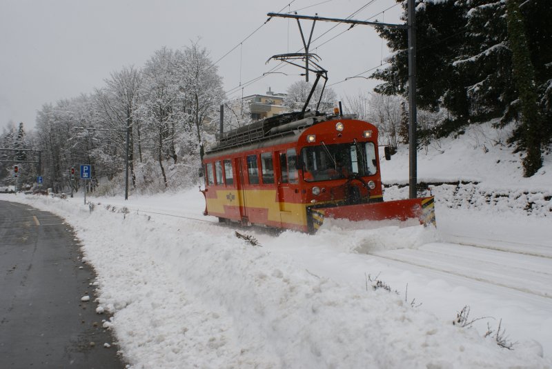 Xe 4/4 9 mit Schneepflug fhrt am 22.2.09 von Waltikon Richtung Zollikerberg.