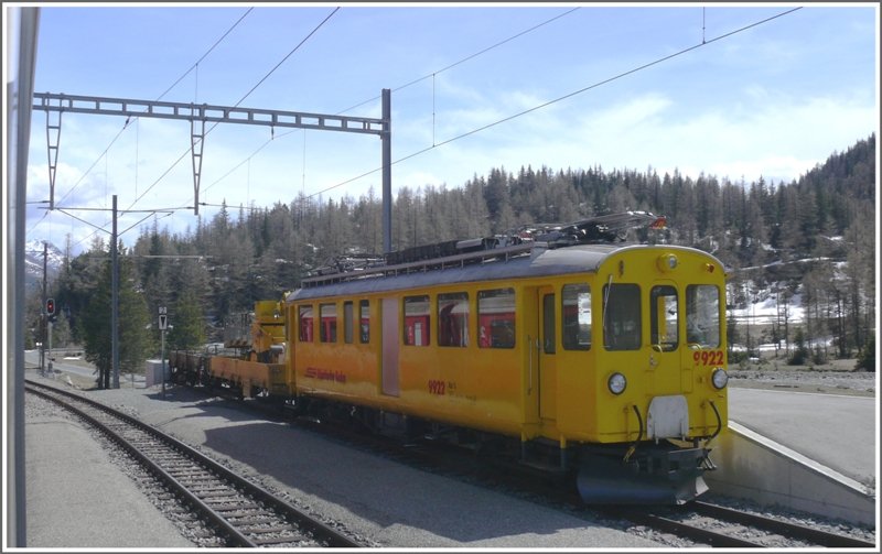Xe 4/4 9922 vom Fahrleitungsdienst steht abgestellt in Cavaglia. (06.05.2009)