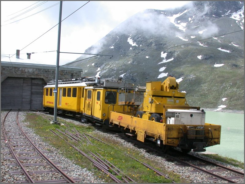 Xe 4/4 9922 mit Tm und Bauwagen in Ospizio Bernina auf 2253m /M.(13.06.2007)