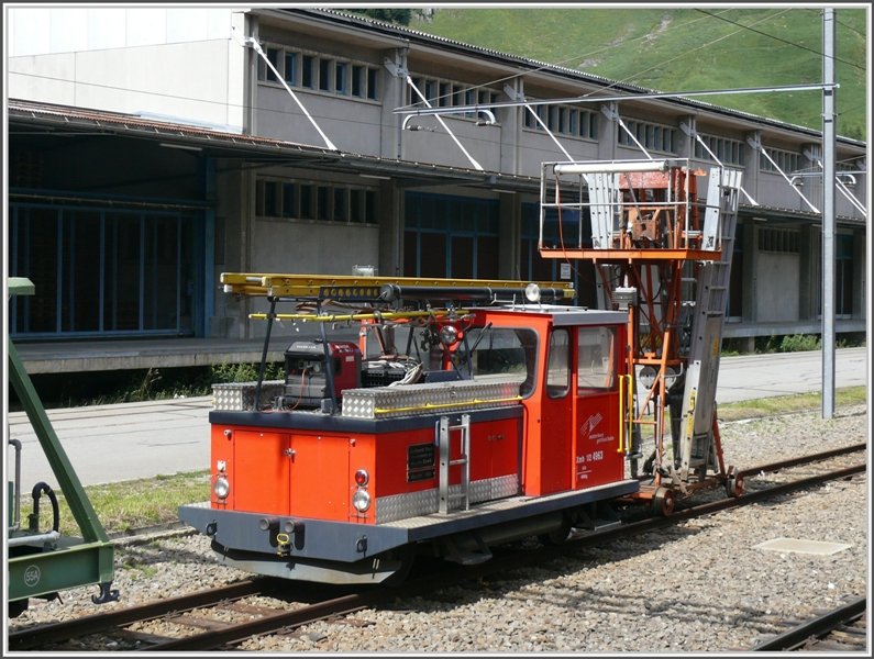 Xmh 1/2 4963 springt ein bei Fahrleitungsproblemen, hier abgestellt in Andermatt. (22.07.2008)