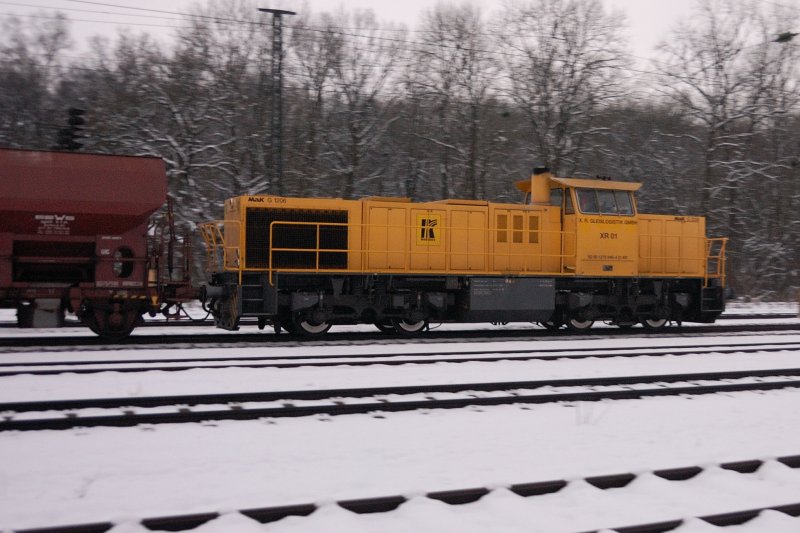 XR 01 der gleichnamigen Gleislogistik GmbH jagt mit einem Schotterzug die KBS 980, Richtung Ulm hinunter. Aufgenommen am 30.12.2008 in Neuoffingen.