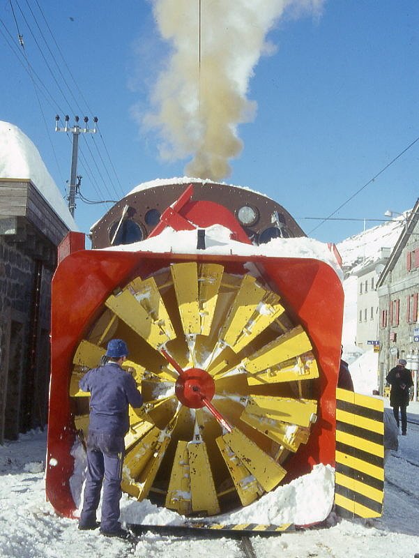 Xrot d 9213 am 08.02.1997 in Ospizio Bernina - Bernina-Dampfschneeschleuder selbstfahrend - Baujahr 1911 - SLM - Dienstgewicht 63,5t - LP 13,67 - V 35Km/h - Schleudern bis 12 km/h - 1=21.01.1991 - Lebenslauf: ex Berninabahn G 2 3/3 1051 - 1943 RhB X rot d 13 - 1954 X rot d 9213 Hinweis: Umstellung der Schaufeln des Schleuderrades von Rechtsdrehung auf Linksdrehung des Schleuderrades
