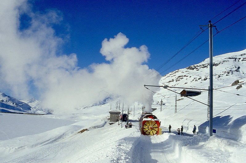 Xrot d 9213 am 08.02.1997 in Ospizio Bernina - Bernina-Dampfschneeschleuder selbstfahrend - Baujahr 1911 - SLM - Dienstgewicht 63,5t - LP 13,67 - V 35Km/h - Schleudern bis 12 km/h - 1=21.01.1991 - Lebenslauf: ex Berninabahn G 2 3/3 1051 - 1943 RhB X rot d 13 - 1954 X rot d 9213 Hinweis: Schleudereinsatz an der Depot-Zufahrt 
