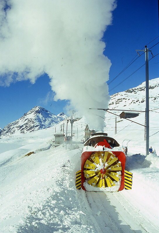 Xrot d 9213 am 08.02.1997 in Ospizio Bernina - Bernina-Dampfschneeschleuder selbstfahrend - Baujahr 1911 - SLM - Dienstgewicht 63,5t - LP 13,67 - V 35Km/h - Schleudern bis 12 km/h - 1=21.01.1991 - Lebenslauf: ex Berninabahn G 2 3/3 1051 - 1943 RhB X rot d 13 - 1954 X rot d 9213.
