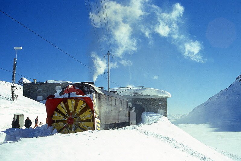 Xrot d 9213 am 08.02.1997 in Ospizio Bernina - Bernina-Dampfschneeschleuder selbstfahrend - Baujahr 1911 - SLM - Dienstgewicht 63,5t - LP 13,67 - V 35Km/h - Schleudern bis 12 km/h - 1=21.01.1991 - Lebenslauf: ex Berninabahn G 2 3/3 1051 - 1943 RhB X rot d 13 - 1954 X rot d 9213.
