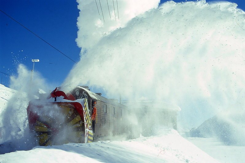Xrot d 9213 am 08.02.1997 in Ospizio Bernina - Bernina-Dampfschneeschleuder selbstfahrend - Baujahr 1911 - SLM - Dienstgewicht 63,5t - LP 13,67 - V 35Km/h - Schleudern bis 12 km/h - 1=21.01.1991 - Lebenslauf: ex Berninabahn G 2 3/3 1051 - 1943 RhB X rot d 13 - 1954 X rot d 9213 - Hinweis: Schleudern mit Schneeauswurf im Depotgleis.
