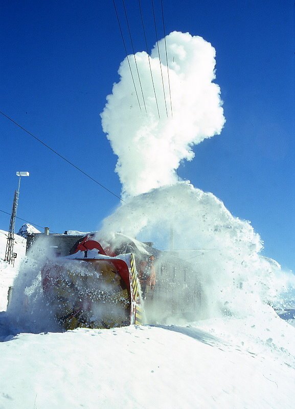 Xrot d 9213 am 08.02.1997 in Ospizio Bernina - Bernina-Dampfschneeschleuder selbstfahrend - Baujahr 1911 - SLM - Dienstgewicht 63,5t - LP 13,67 - V 35Km/h - Schleudern bis 12 km/h - 1=21.01.1991 - Lebenslauf: ex Berninabahn G 2 3/3 1051 - 1943 RhB X rot d 13 - 1954 X rot d 9213 - Hinweis: Schleudern mit Schneeauswurf im Depotgleis.
