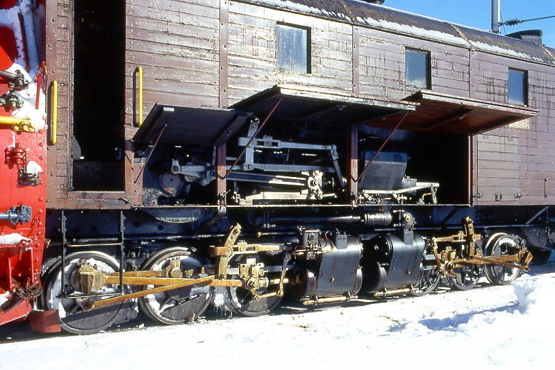Xrot d 9213 am 31.01.1998 Alp Grm - Bernina-Dampfschneeschleuder selbstfahrend - Baujahr 1911 - SLM - Detailansicht alle 3 Triebwerke
