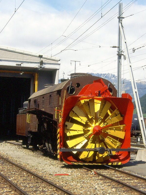 Xrot d 9213 am 31.08.1996 in Pontresina - Bernina-Dampfschneeschleuder selbstfahrend - Baujahr 1911 - SLM - Dienstgewicht 63,5t - LP 13,67 - V 35Km/h - Schleudern bis 12 km/h - 1=21.01.1991 - Lebenslauf: ex Berninabahn G 2 3/3 1051 - 1943 RhB X rot d 13 - 1954 X rot d 9213. 

