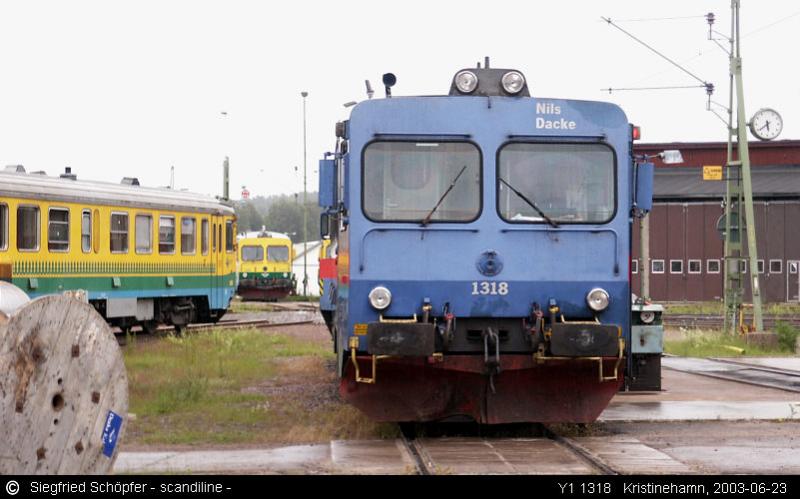 Y1 1318, im Einsatz bei der SJ, wird -wie andere Y1 Triebwagen auch- in Kristinehamn von TgAB gewartet. Sommer 2003 
