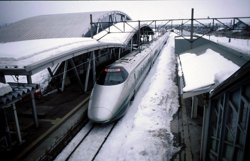 Yamagata-Shinkansen: Serie 400 - diese Züge fahren gekuppelt mit den Zügen der Hauptstrecke in den Norden (Tôhoku-Shinkansen) bis Fukushima (Wechselstrom 50HZ/25kV),dort kommen sie herab auf die von 1067mm auf 1435mm umgespurte alte Linie (50HZ/20kV)ins Hochland von Nordostjapan und bedienen hier die Städte Yamagata und Shinjô. Serie 400: Ab 1992 gebaut, ingesamt 12 7-Wagenzüge vorhanden. Im Bild ein Zug in Akayu, 10.März 2001.   