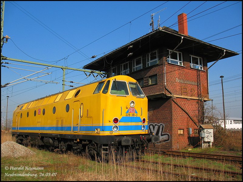  Yellow Submarine  in Neubrandenburg! Diese 229 181 prsentierte sich heute am Befehlsstellwerk B2, 26.03.07.
