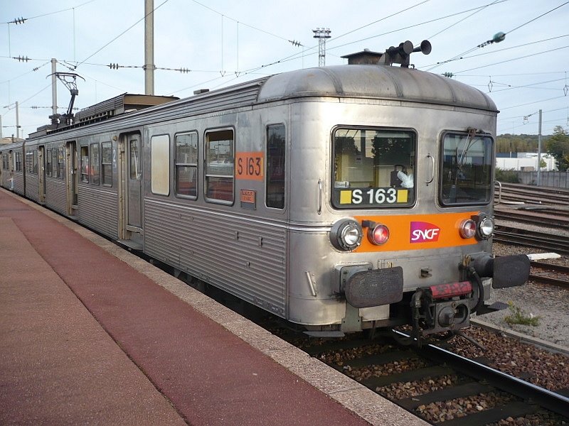 Z 6100 S 163 am 16.10.2008 im Bahnhof Persan Beaumont n�rdlich von Paris, viel sind von diesen betagten INOX-Triebz�gen nicht mehr im RER-Umlauf.