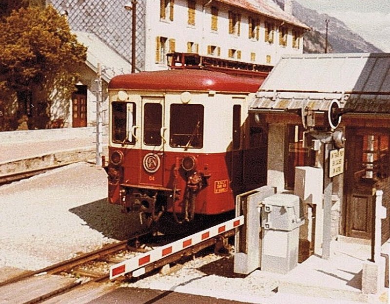 Z600 in alter Farbgebung bei der Einfahrt in Vallorcine am 5. September 1981.
(Gescanntes Foto)
  