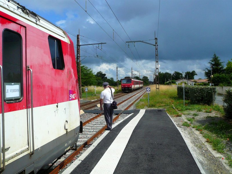 Z7300 der Linie auf die Mdoc-Halbinsel: Zug 7317-17317 kreuzt in Macau und wird vom Schaffner des Zugs 7331-17331 begrsst. 6.Juni 2009. 