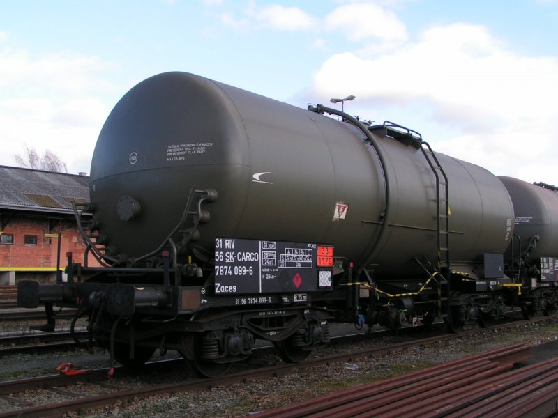 Zaces 3156(SK-Cargo)7874099-6 beladen mit Schmierl Bhf. RIED i.I. 070107