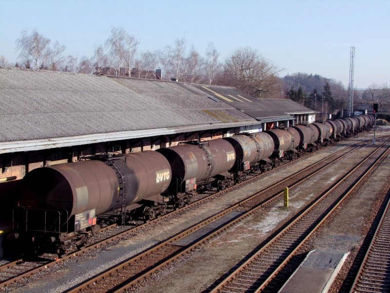 Zaces3381(A-VTG-A)7873004-4 und weitere 11Wagen warten am Bhf. Ried i.I. auf die Rohlbefllung bei der naheligenden RAG-Station; 081229
