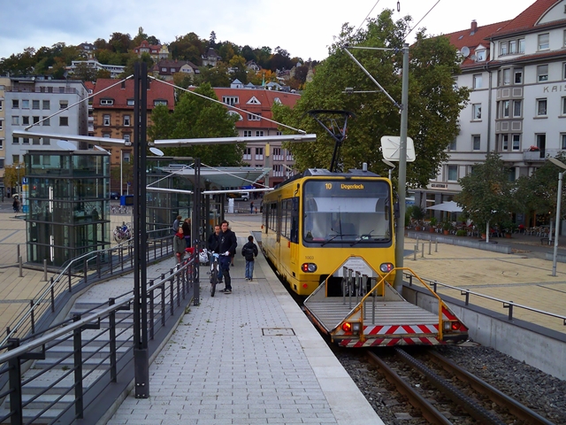 Zacke-Triebwagen 1003 der SSB steht in der Haltestelle Marienplatz zur Abfahrt bereit. Aufgenommen am 11.10.2009
