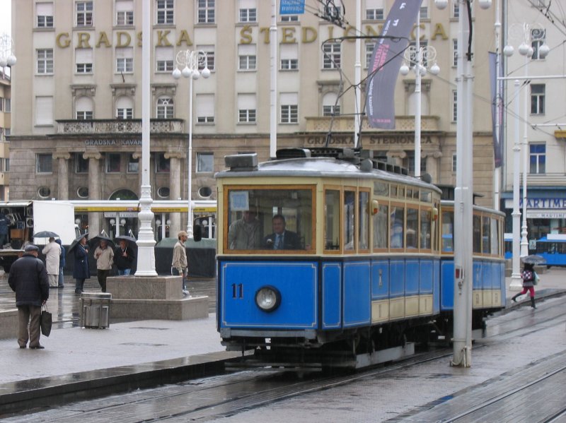 Zagreb, Ban-Jelacic-Platz. Offensichtlich historische Strassenbahn. Typ und Alter unbekannt. September 2008.