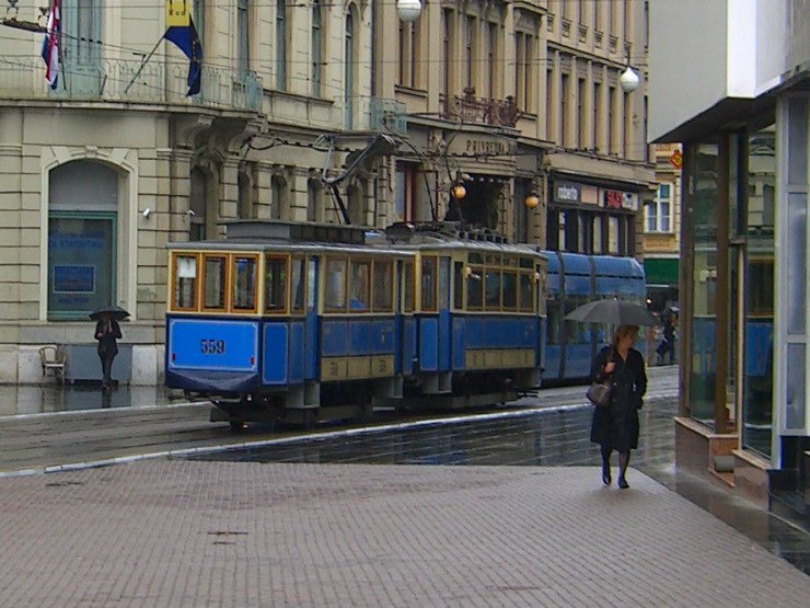 Zagreb. Offensichtlich historische Strassenbahn. Verlsst den Ban-Jelacic-Platz (Zentrum). Typ und Alter leider nicht bekannt. September 2008.