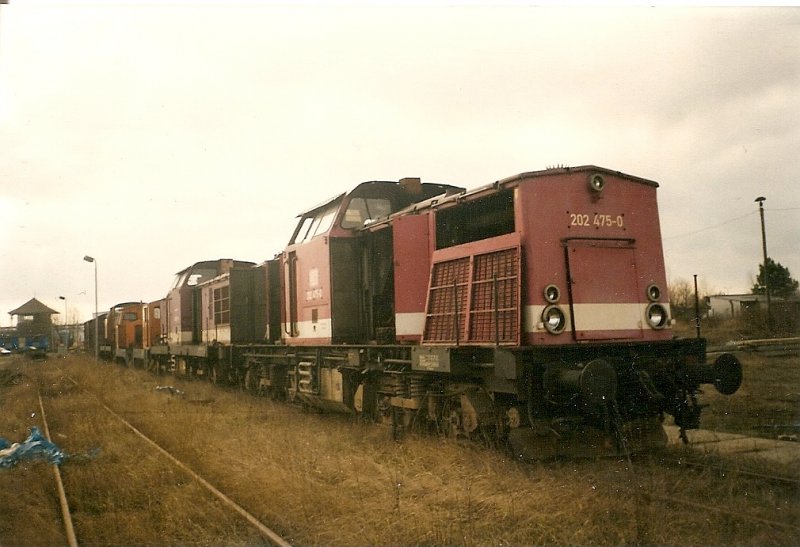 Zahlreiche ausrangierte Loks standen im Februar 1998 im ehmaligen Stralsunder Gterbahnhof.So auch die 202 475.
